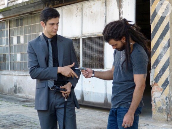 Ninho (Juliano Cazarré) recebe dinheiro de Félix (Mateus Solano) para não contar à Paloma (Paolla Oliveira) que foi dele a ideia e os recursos para sequestrar Paulinha (Klara Castanho), em 'Amor à Vida'