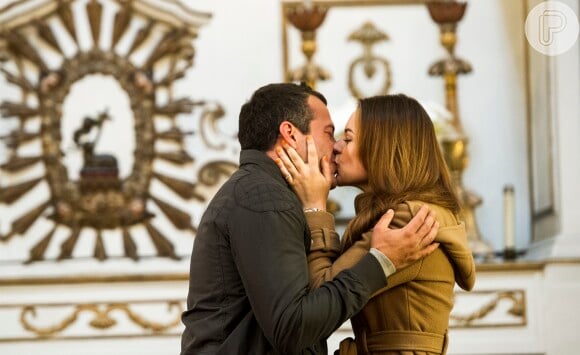 Ninho (Juliano Cazarré) planeja reconquistar Paloma (Paolla Oliveira), mas a médica já está noiva de Bruno (Malvino Salvador), em 'Amor à Vida'