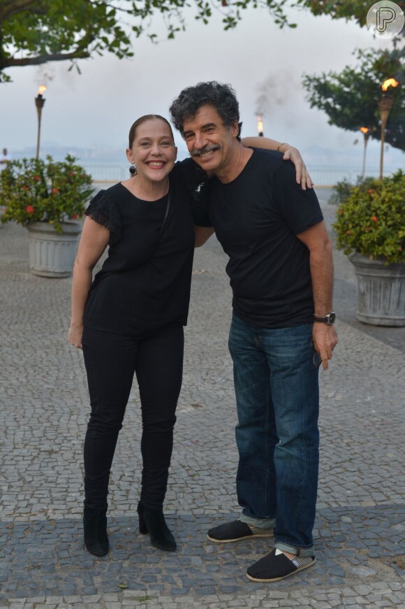 Paulo Betti e Isabela Garcia foram assistir ao primeiro capítulo de 'Lado a Lado' junto com o elenco e produção da novela. Os atores contracenaram na novela das seis exibida em 2012