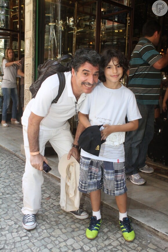 Paulo Betti foi com o filho João, de seu relacionamento com a ex-mulher Maria Ribeiro, a um passeio da escola e posou orgulhoso com o menino