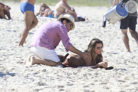 Paulo Betti em cena com a atriz Fernanda Souza em uma praia carioca. Os atores vivem um casal na atual temporada de 'Malhação'