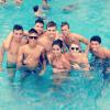 Neymar curte piscina com vários amigos e apenas um mulher