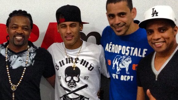 Neymar desfila barbicha loira em show do Revelação e curte piscina com amigos