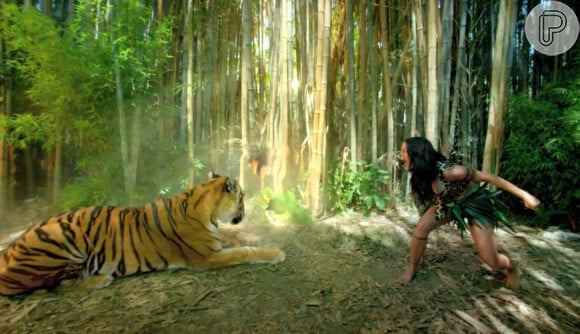 Katy Perry amansa um tigre, o animal que é símbolo de 'Roar', com um rugido