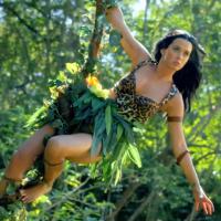 Katy Perry encarna uma rainha da selva no clipe de 'Roar'