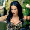 Katy Perry aparece sexy com um top de oncinha para mostrar o quanto se superou no clip de 'Roar'