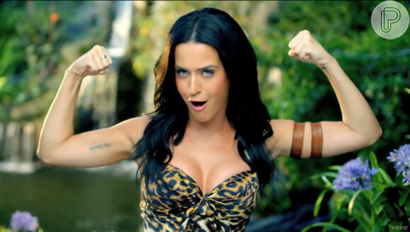 Katy Perry aparece sexy com um top de oncinha para mostrar o quanto se superou no clip de 'Roar'