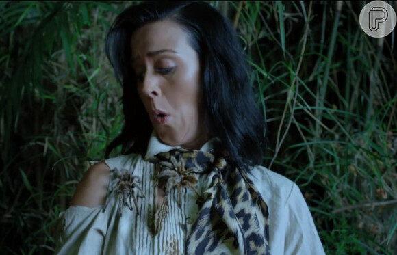 Katy Perry faz cara de medo enquanto atua com aranhas de verdade em 'Roar'