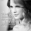 Na foto de Taylor Swift,  a frase do ditador: 'Não é a história que faz os heróis, são os heróis que fazem a história'