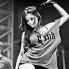 As camisas estampadas de Anitta no estilo rocker e com números fazem sucesso em todo o Brasil