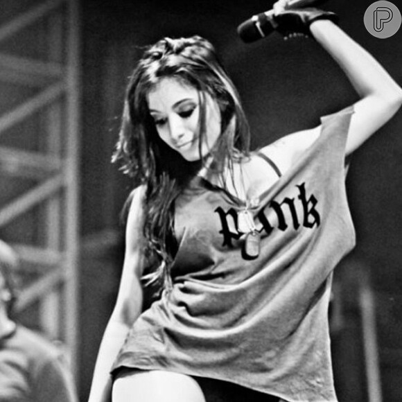 As camisas estampadas de Anitta no estilo rocker e com números fazem sucesso em todo o Brasil