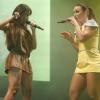 Ao cantar ao lado de Ivete Sangalo, a cantora Anitta apostou em um vestido larguinho, deixando as pernas de fora. Segundo Carola, stylist da funkeira, ela foi reticente em aceitar peças soltinhas no início da parceria, em setembro de 2012