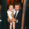 David Beckham deixa o local com a filha, Harper Seven, no colo