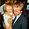 David Beckham carrega a filha, Harper Seven, no colo