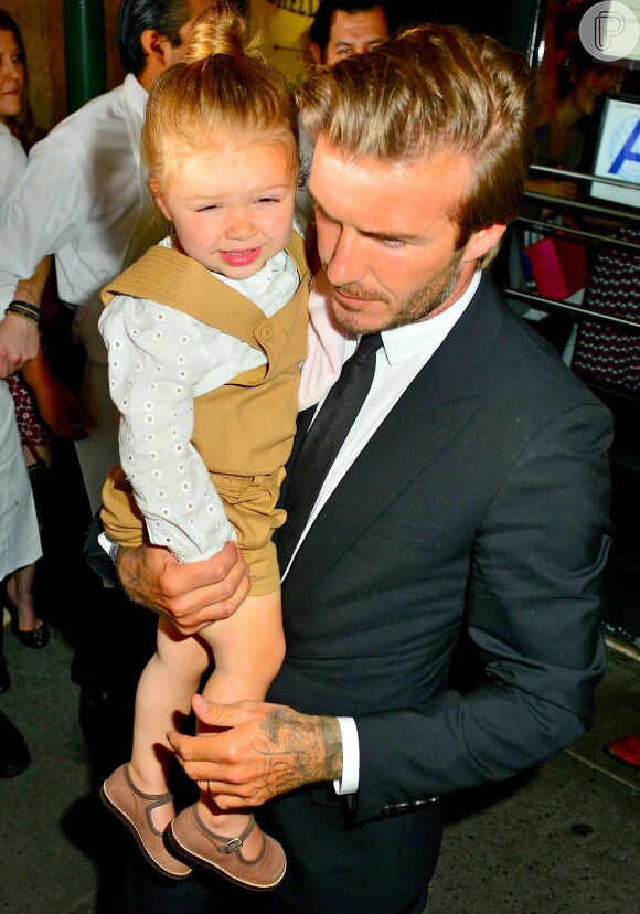 David Beckham carrega a filha, Harper Seven, no colo