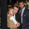 David Beckham chega a um restaurante do Soho, em Nova York, com a filha, Harper Seven, no colo