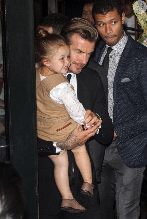 David Beckham chega a um restaurante do Soho, em Nova York, com a filha, Harper Seven, no colo