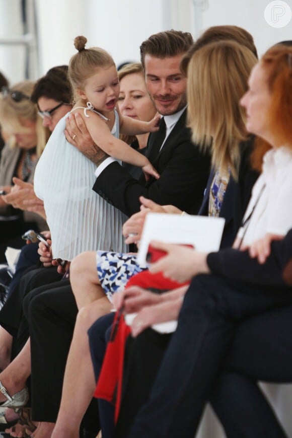 David Beckham e sua filha, Harper Seven, de 2 anos, prestigiam o desfile de Victoria Beckham no New York Fashion Week