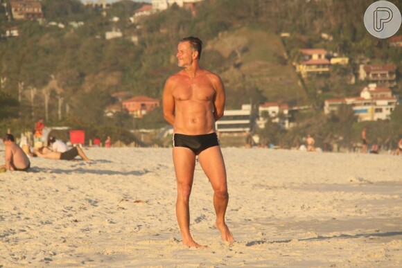 Marcello Novaes sempre é visto se exercitando nas praias cariocas