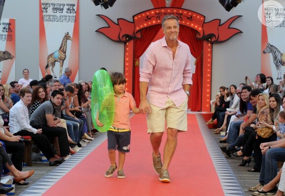 O ator Marcello Novaes participou de desfile de moda infantil