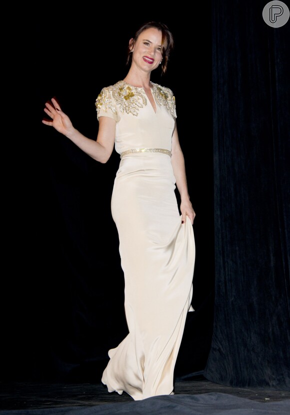 Juliette Lewis também foi à première do longa 'August: Osage County'. A atriz apostou em um vestigo longo nude para o evento
