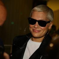 Rock in Rio: Jessie J desembarca no Brasil e é cercada por fãs no aeroporto