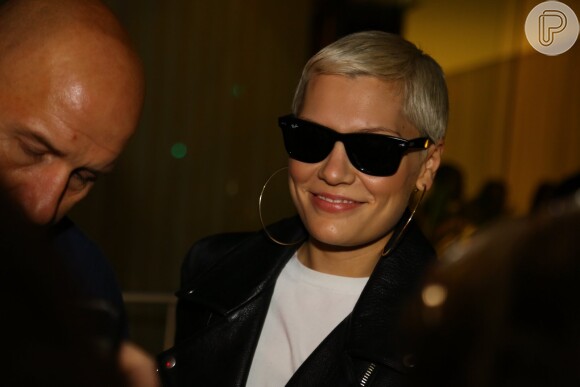 Jessie J chega ao Brasil e foi cercada por fãs ao desembarcar no aeroporto e ao chegar no hotel em que ficará hospedada. Ela se apresenta no Rock In Rio no domingo