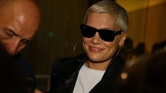 Rock in Rio: Jessie J desembarca no Brasil e é cercada por fãs no aeroporto