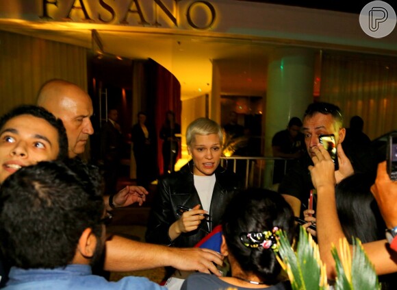 Jessie J atendeu aos fãs ao chegar no Hotel em que ficará hospeda e distribuiu sorrisos e autógrafos