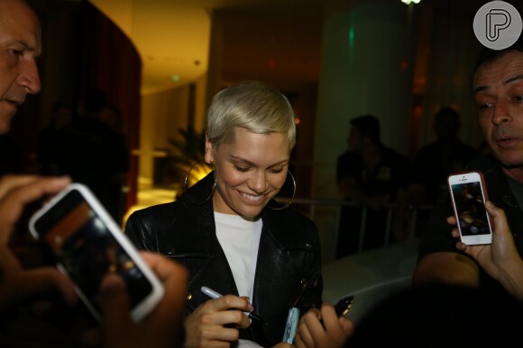 Jessie J conversou com os fãs enquanto autografafa fotos e CDs na porta do hotel que ficará hospedada