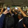 Jessie J é cercada pelos fãs que a esperavam no aeroporto internacional