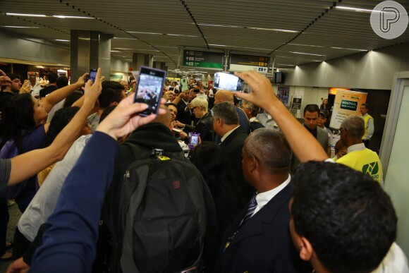 Jessie J é cercada pelos fãs que a esperavam no aeroporto internacional