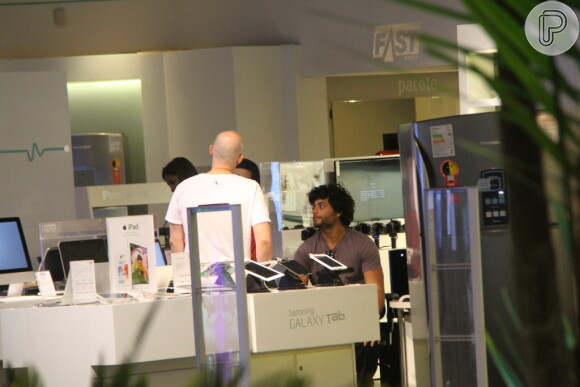 Paulo Gustavo e Jesus Luz passeiam juntos em shopping carioca, nesta terça-feira (10)