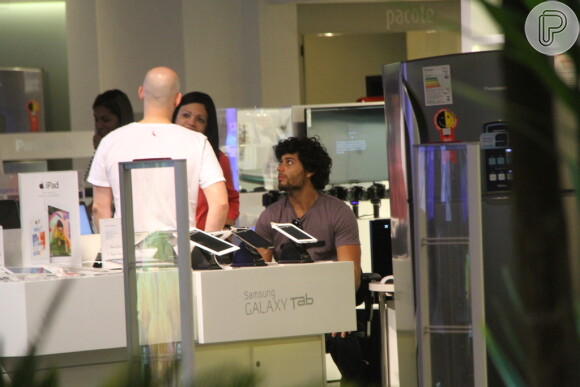 O ator Paulo Gustavo e o modelo Jesus Luz foram ao shopping juntos nesta terça-feira (10)