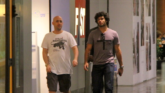 Paulo Gustavo e Jesus Luz vão às compras e passeiam em shopping carioca