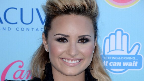 Demi Lovato lança livro de autoajuda 'Staying Strong' para inspirar fãs