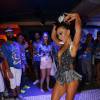 Sabrina Sato dança em camarote após desfilar pela Vila Isabel