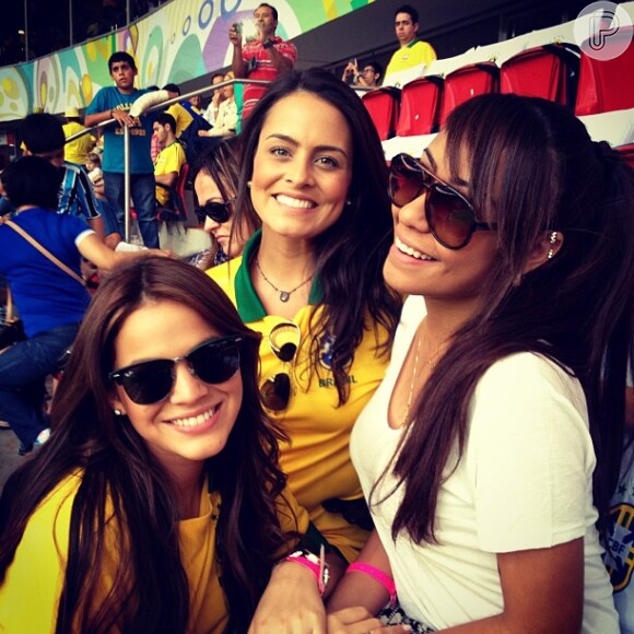 Bruna Marquezine assiste ao jogo de Neymar pela seleção