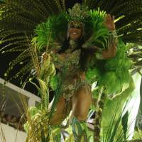 Graciele Lacerda usa biquíni e comemora desfile da Imperatriz: 'União'. Fotos!