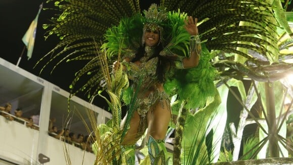 Graciele Lacerda usa biquíni e comemora desfile da Imperatriz: 'União'. Fotos!