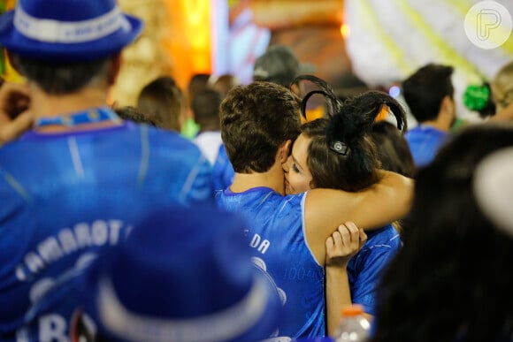 Monica Iozzi e Klebber Toledo se beijaram em camarote na Sapucaí nesta terça-feira, 9 de fevereiro de 2016