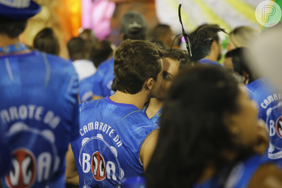 Monica Iozzi e Klebber Toledo se beijaram em camarote na Sapucaí nesta terça-feira, 9 de fevereiro de 2016