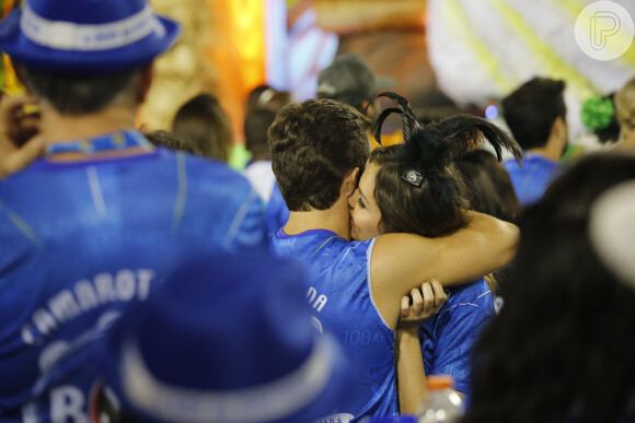 Monica Iozzi e Klebber Toledo se beijaram em camarote na Sapucaí nesta terça-feira, 9 de fevereiro de 2016