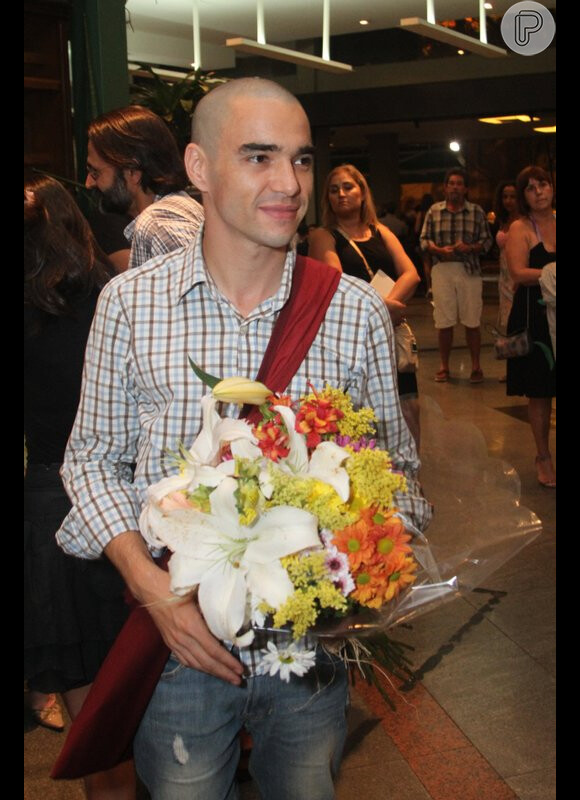Caio Blat leva flores para a mulher, Maria Ribeiro, que está no elenco da peça 'Um sonho pra dois'