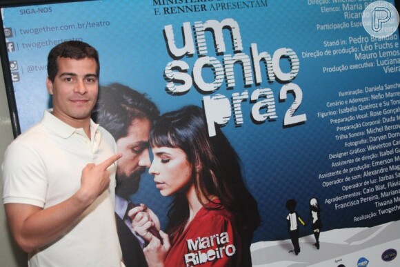 RIcardo Pereira posa próximo do cartaz da peça 'Um sonho pra dois'