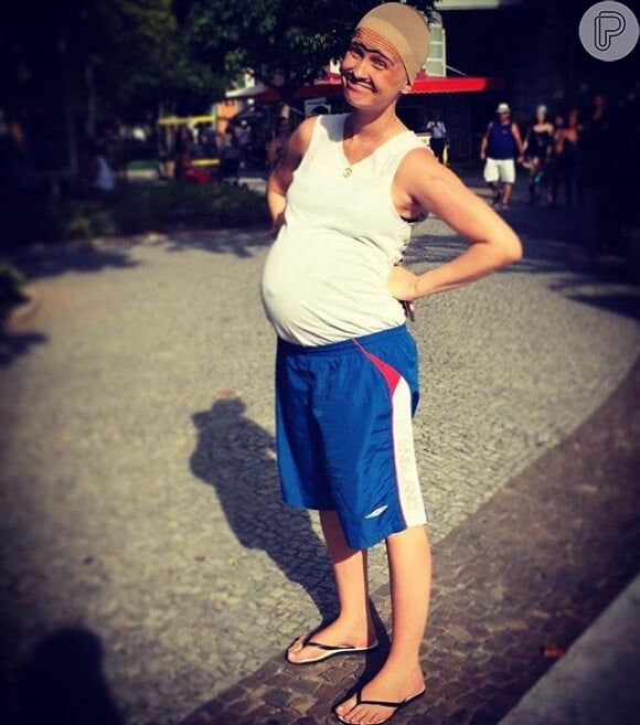 Fernanda Rodrigues usou o barrigão de 8 meses de gravidez para se fantasiar de Seu Boneco no Carnaval 