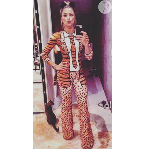 Grazi Massafera vestiu uma fantasia de tigresa para curtir o Carnaval
