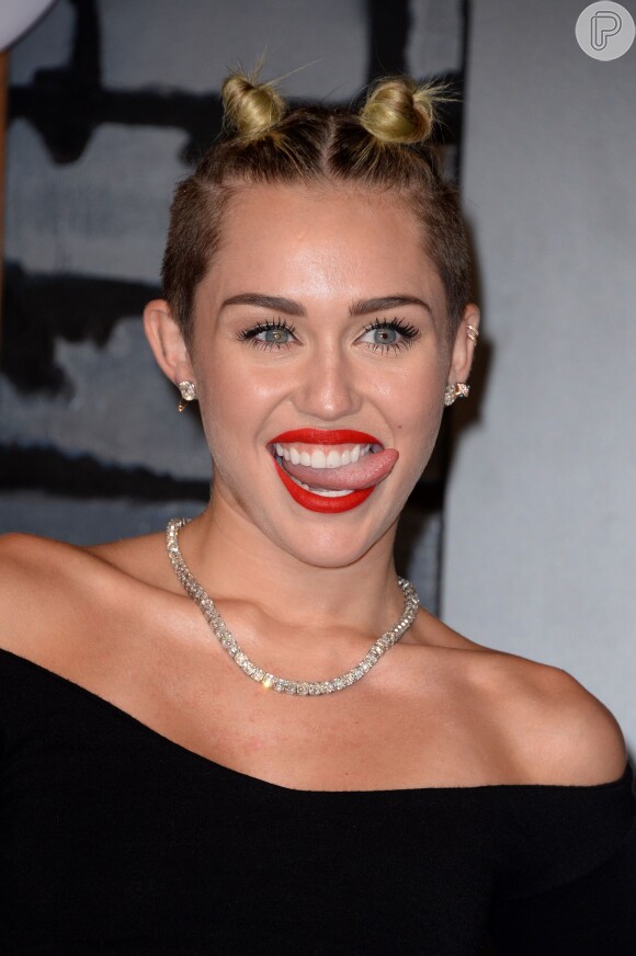 Miley Cyrus e Kanye West grava remix da canção de 'Black Skinhead', faixa integrante do último lançamento