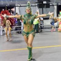 Viviane Araújo, rainha de bateria no Carnaval de SP, volta à elite: 'Em 2017!'