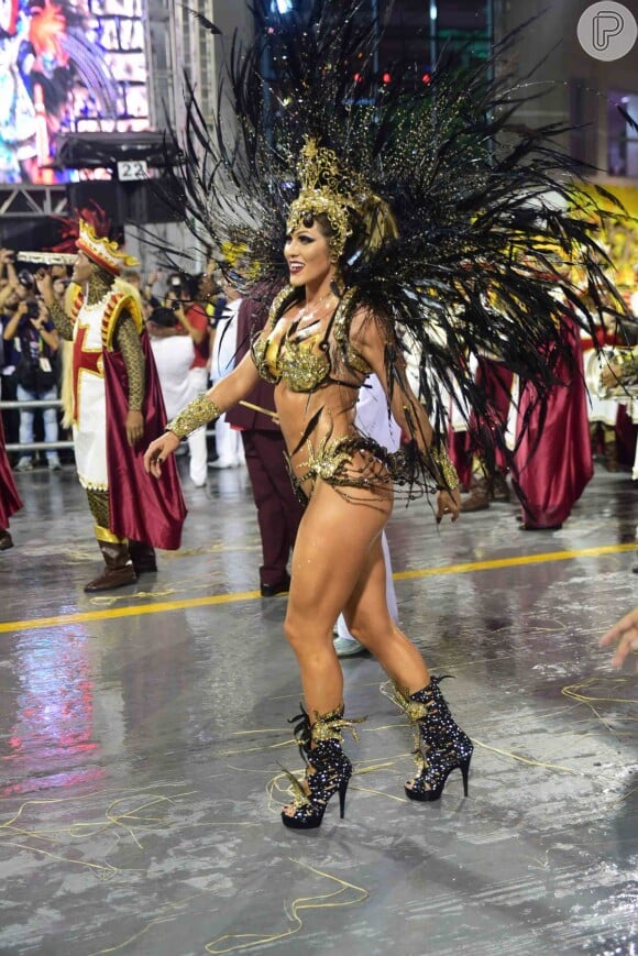Madrinha de bateria da escola de samba vencedora do Carnaval de São Paulo, Lívia Andrade comemorou a vitória
